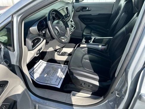 Used 2023 Chrysler Pacifica Touring-L FWD image 11