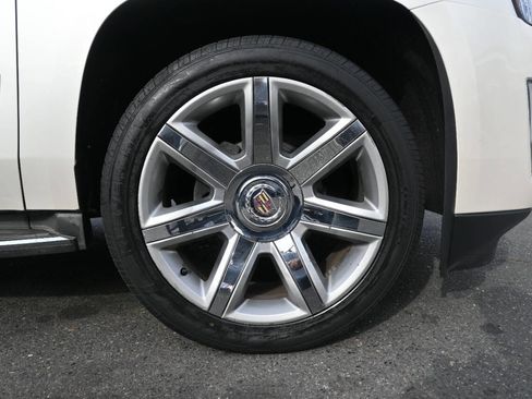 Used 2015 Cadillac Escalade Luxury image 28