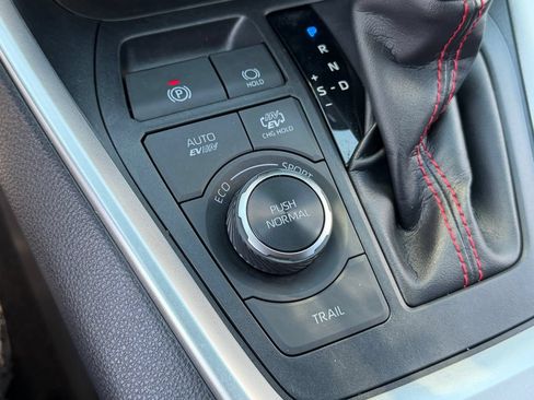 Used 2022 Toyota RAV4 SE w/ Weather & Moonroof Package AWD/4WD image 33