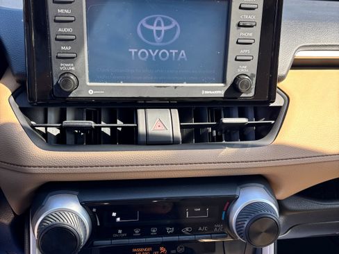 Used 2022 Toyota RAV4 LE image 17
