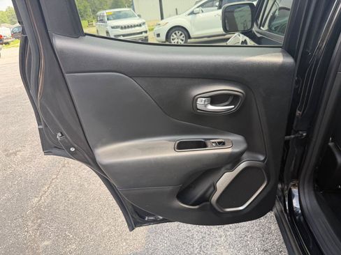 Used 2018 Jeep Renegade Limited w/ UConnect 8.4 Nav Group FWD image 16