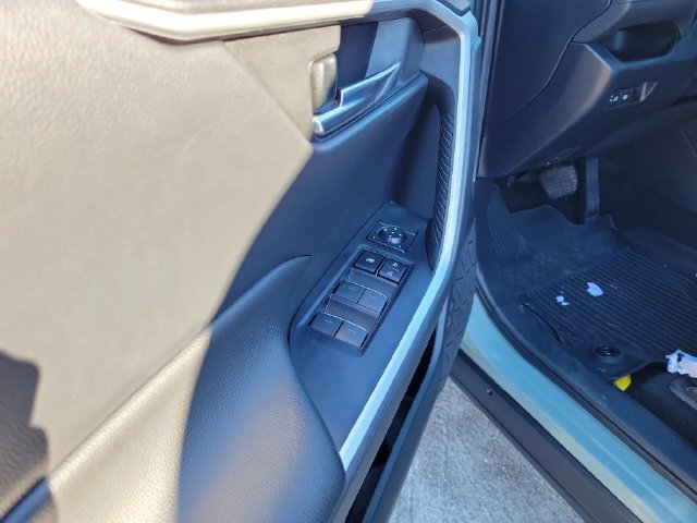 Used 2022 Toyota RAV4 XLE FWD image 17