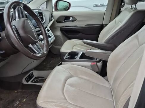 Used 2018 Chrysler Pacifica Touring-L Plus FWD image 3