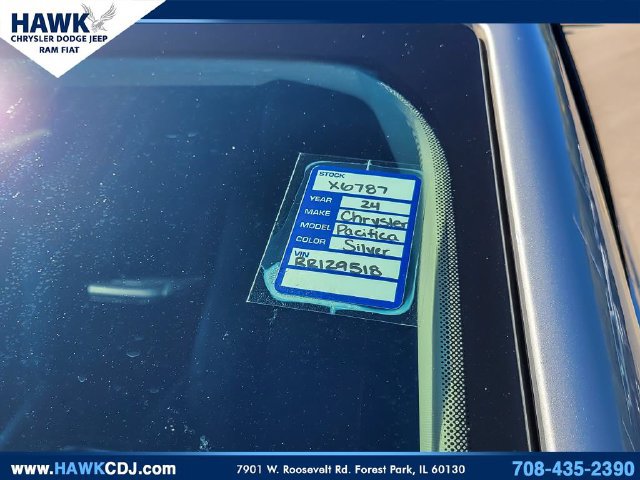 Used 2024 Chrysler Pacifica Touring-L FWD image 31