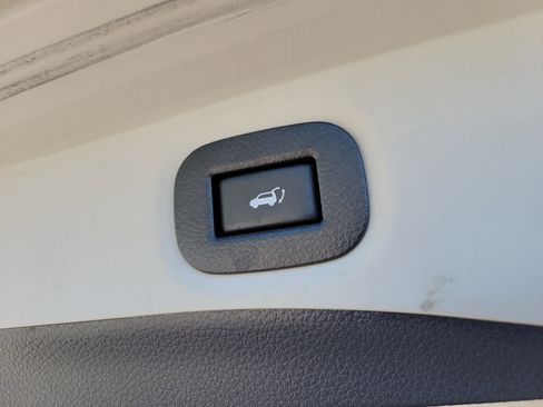 Used 2018 Nissan Rogue SV w/ Premium Package image 14