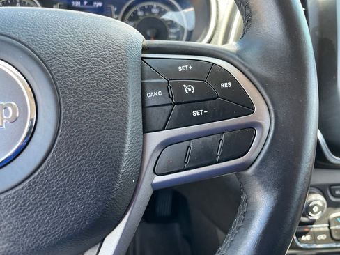 Used 2019 Jeep Cherokee Latitude Plus AWD/4WD image 22