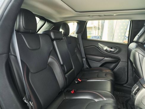 Used 2019 Jeep Cherokee Trailhawk image 26