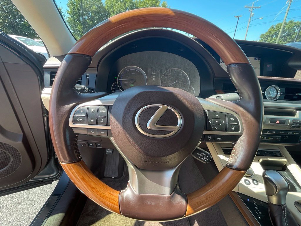 Used 2016 Lexus ES 300h w/ Luxury Package w/Wood Trim FWD image 14