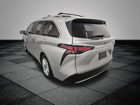 Used 2024 Toyota Sienna Limited image 4