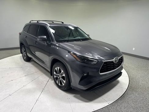 Used 2022 Toyota Highlander XLE AWD/4WD image 7