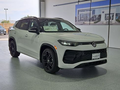 New 2026 Volkswagen Tiguan SE R-Line FWD image 2