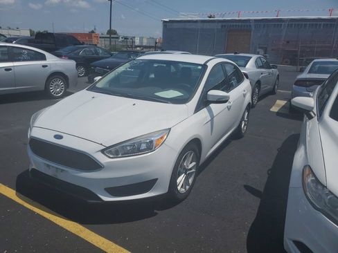 Used 2017 Ford Focus SE FWD image 3