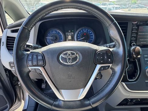Used 2020 Toyota Sienna XLE w/ XLE Navigation Package FWD image 18