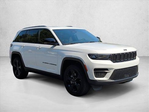 Used 2024 Jeep Grand Cherokee Altitude AWD/4WD image 3