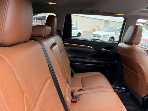 Used 2017 Toyota Highlander Limited AWD/4WD image 42
