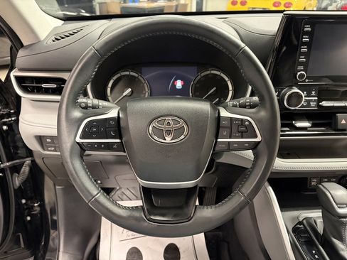 Used 2022 Toyota Highlander XLE image 14
