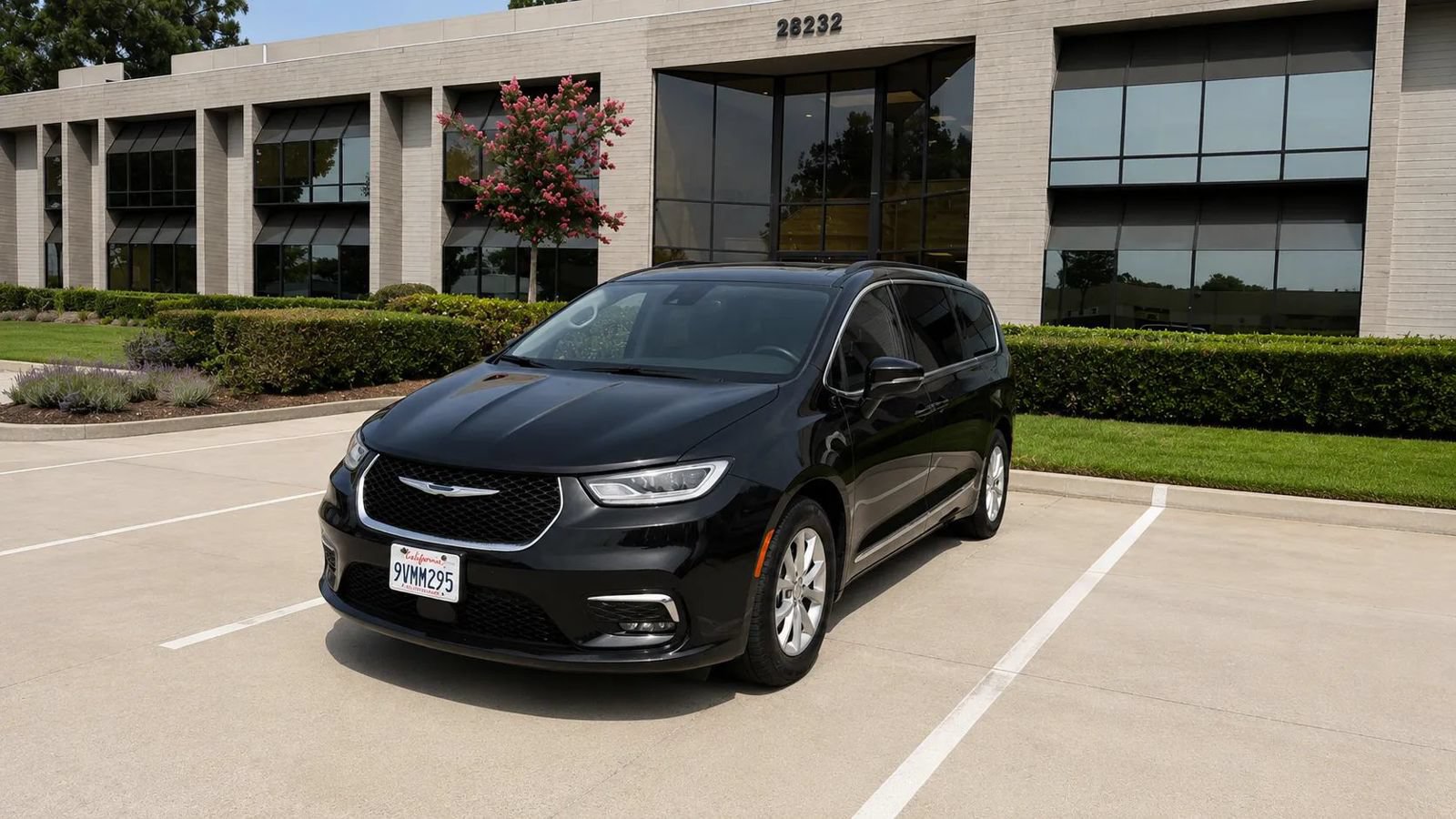 Used 2026 Chrysler Pacifica Limited FWD image 3