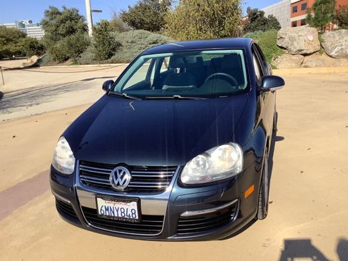 Used 2010 Volkswagen Jetta S image 2