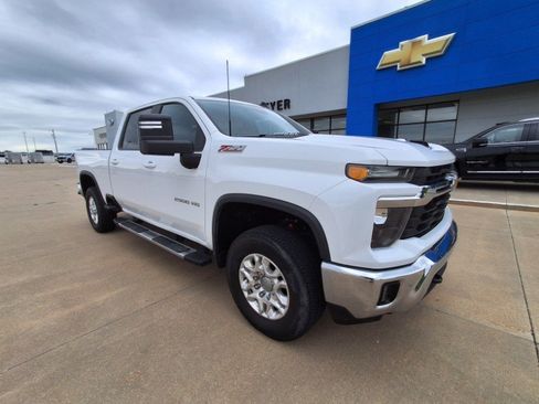 Used 2025 Chevrolet Silverado 2500 LT AWD/4WD image 2