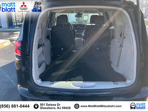 Used 2023 Chrysler Pacifica Touring-L image 35