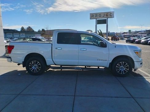 Used 2021 Nissan Titan SV w/ SV Convenience Package image 4