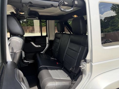 Used 2012 Jeep Wrangler Unlimited Sahara w/ Connectivity Group AWD/4WD image 8