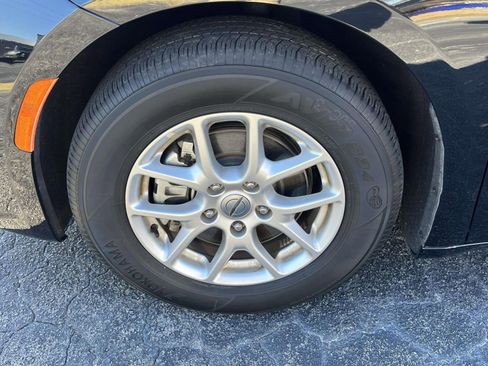 Used 2024 Chrysler Pacifica Touring-L image 9