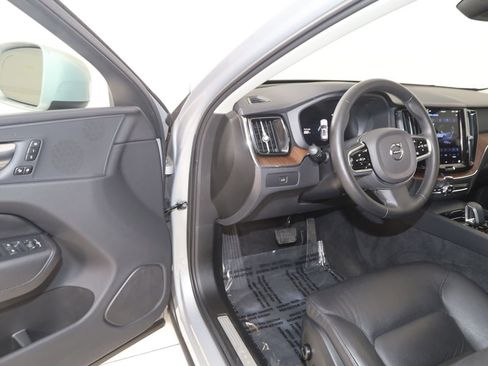 Used 2023 Volvo XC60 B5 Plus image 46