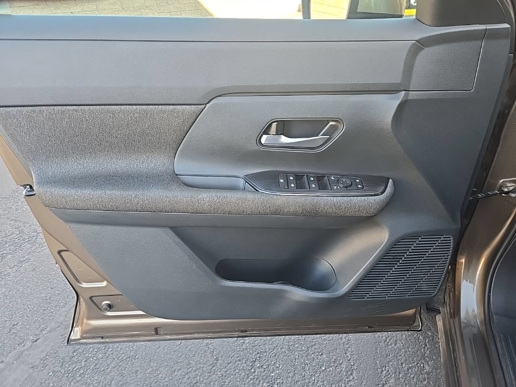 Used 2025 Nissan Kicks SV AWD/4WD image 11