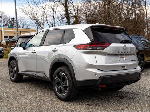 Used 2024 Nissan Rogue SV image 4