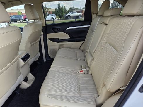 Used 2015 Toyota Highlander Plus FWD image 17