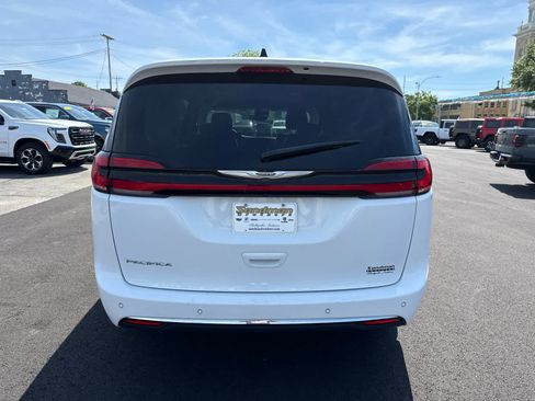 Used 2023 Chrysler Pacifica Touring-L FWD image 7