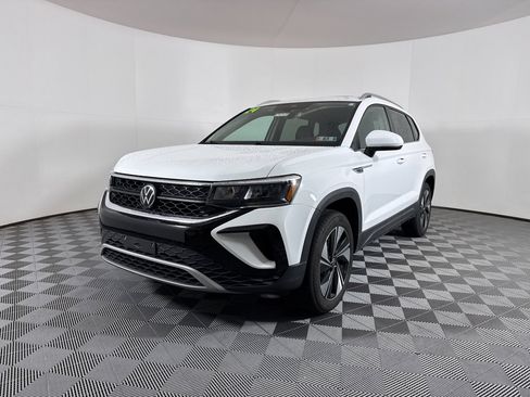 Used 2024 Volkswagen Taos SE w/ Panoramic Sunroof Package image 17