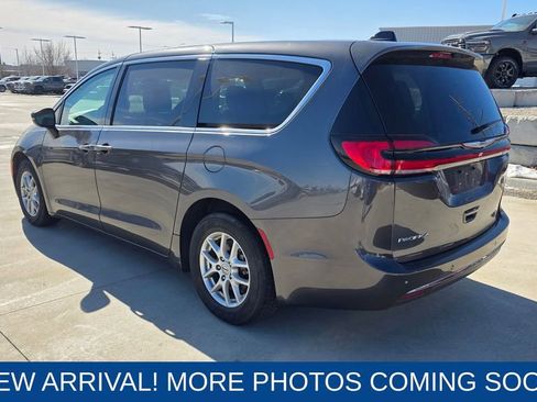 Used 2023 Chrysler Pacifica Touring-L image 3