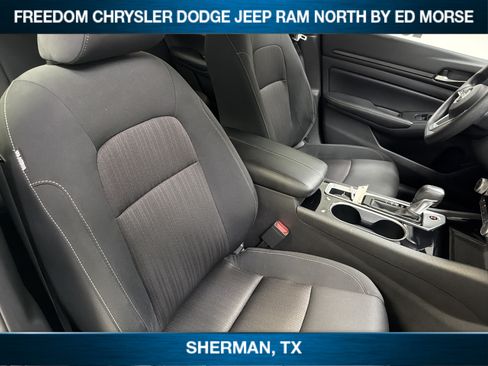 Used 2024 Nissan Altima 2.5 SV FWD image 9