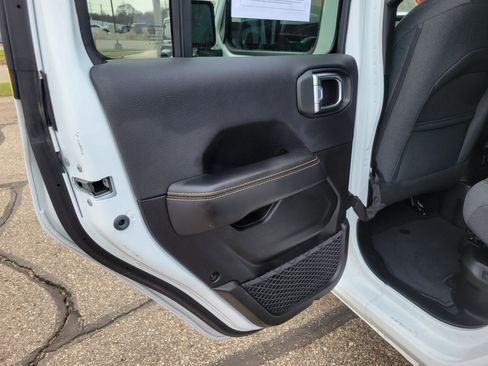 Used 2025 Jeep Wrangler Unlimited Sahara w/ Safety Group AWD/4WD image 16