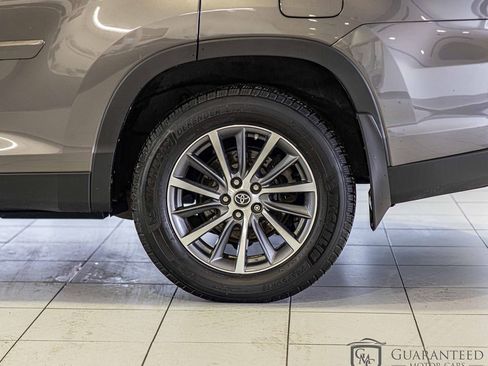 Used 2019 Toyota Highlander XLE AWD/4WD image 8