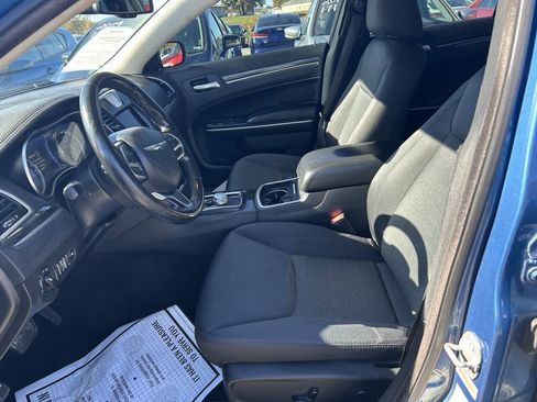 Used 2020 Chrysler 300 Touring w/ Chrome Appearance Package RWD image 8