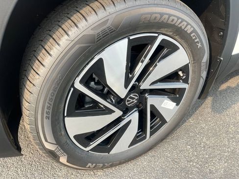 New 2026 Volkswagen Atlas SE image 2