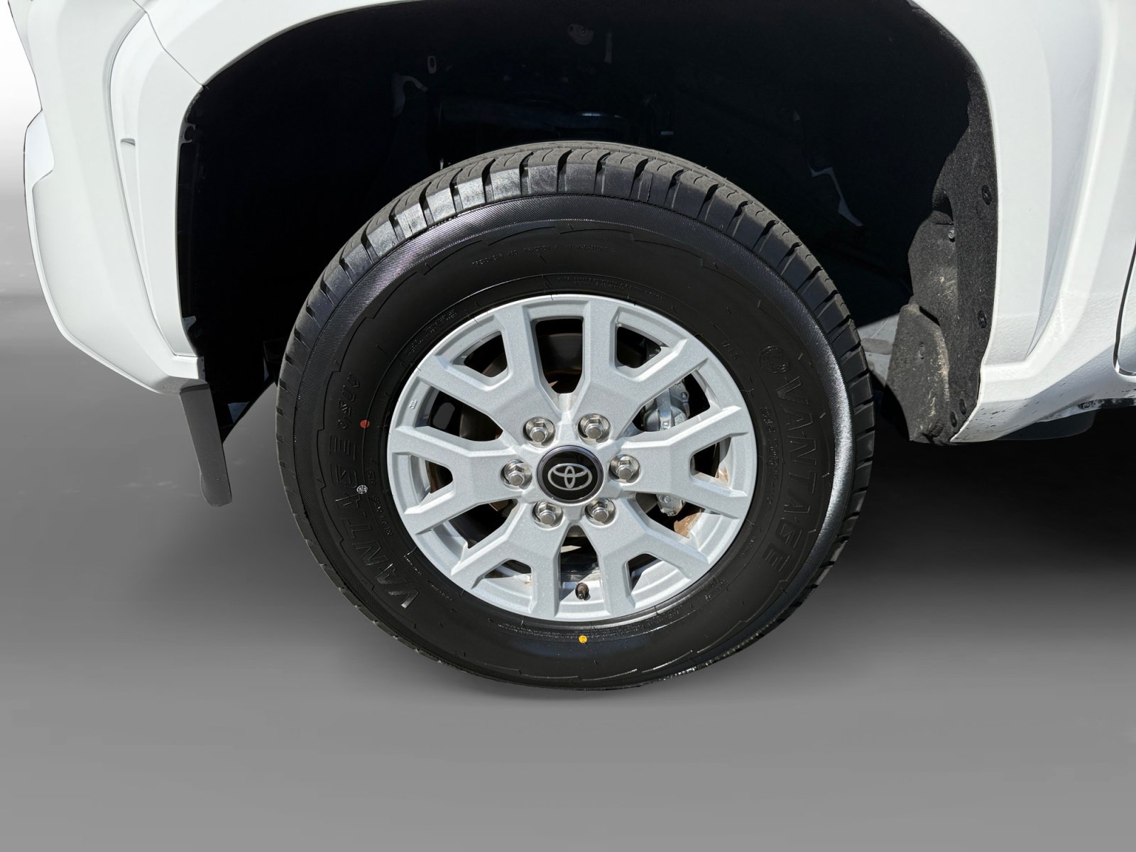 Used 2025 Toyota Tacoma SR5 AWD/4WD image 9