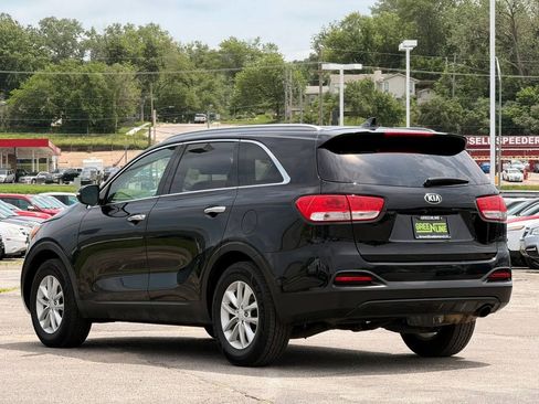 Used 2018 Kia Sorento FWD image 2