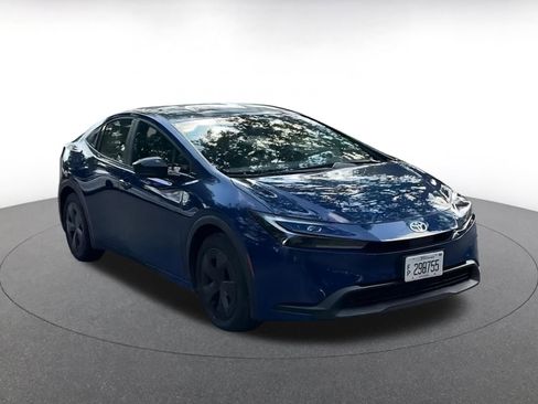 Used 2025 Toyota Prius LE image 3