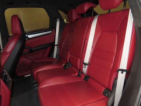 Used 2022 Porsche Cayenne image 22