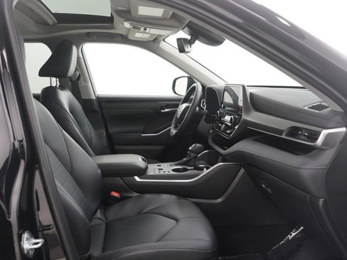 Used 2025 Toyota Highlander XLE image 14
