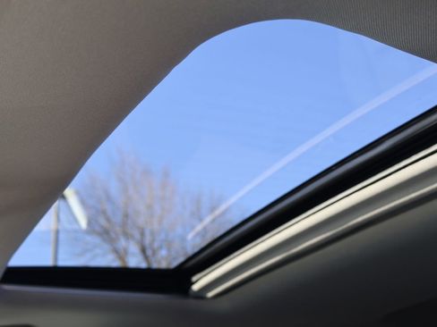 Used 2018 Toyota Highlander SE image 16