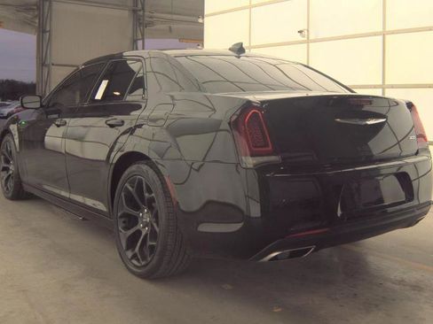 Used 2019 Chrysler 300 Touring w/ Sport Appearance Package RWD image 5