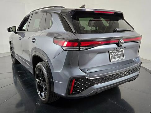 Used 2025 Volkswagen Tiguan SE R-Line AWD/4WD image 4
