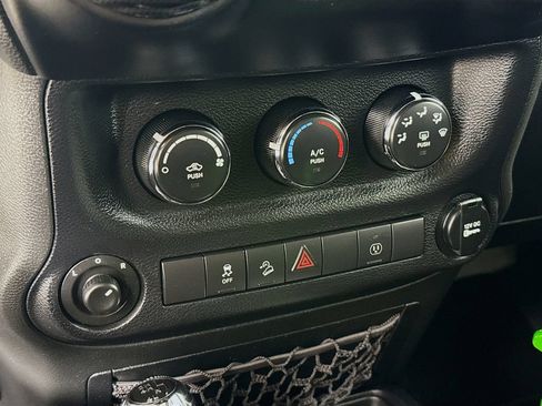 Used 2014 Jeep Wrangler Unlimited Sahara AWD/4WD image 15