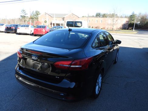 Used 2017 Ford Focus SE image 3