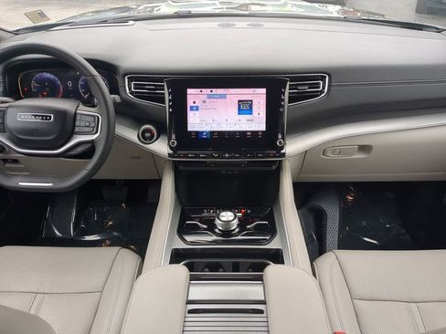 Used 2025 Jeep Wagoneer Series III w/ Premium Group I image 15